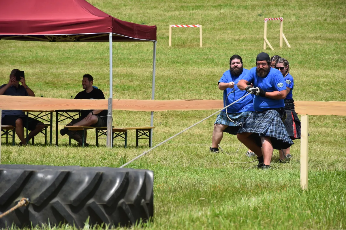 Vier Spieler ziehen an einem Seil.